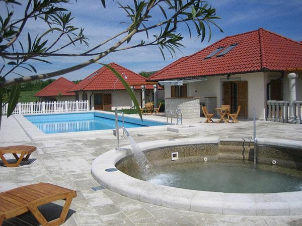 Egri Korona Borhaz Es Wellness Hotel Demjén Εξωτερικό φωτογραφία